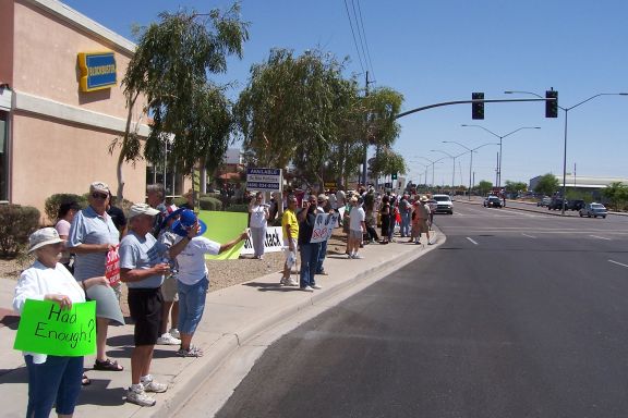 anti-bush_anti-mccain_protest_mesa-phx_5-27-08_group_5.jpg 