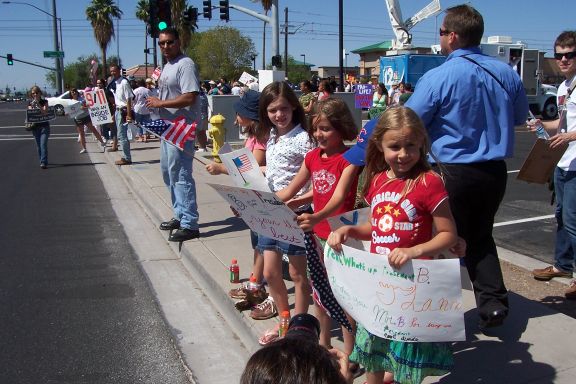 anti-bush_anti-mccain_protest_mesa-phx_5-27-08_kids_2.jpg 