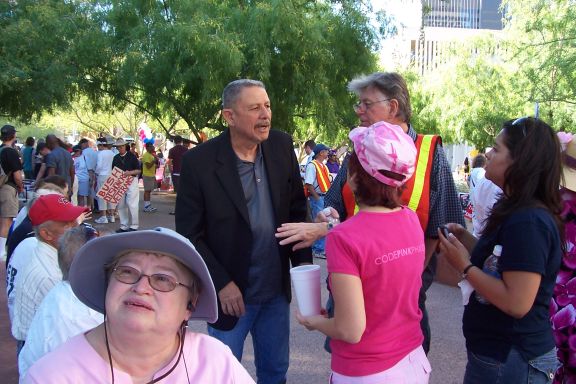 anti-bush_anti-mccain_protest_mesa-phx_5-27-08_phx_legislator_1.jpg 