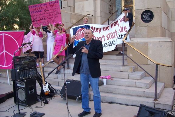 anti-bush_anti-mccain_protest_mesa-phx_5-27-08_phx_legislator_2.jpg 