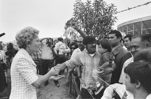 640_pat_nixon___barbed_wire_fence.jpg 