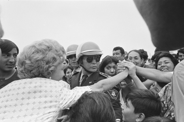 640_pat_nixon_s_shaking_hands_in_mexico.jpg 