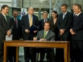 schwarzenegger_signs_green_chemistry_bill.jpg