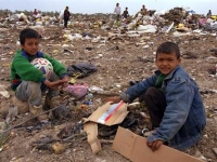 gaza-children-looking-for-food-in-a-garbage_7333.jpg