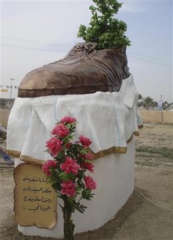 shoe_monument_tikrit_29_jan_09.jpg 