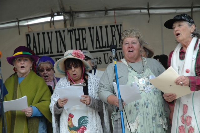 640_raging_grannies_4.jpg 