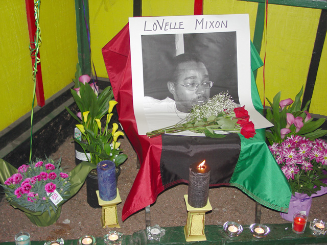 mixonvigil_032509814_1.jpg 