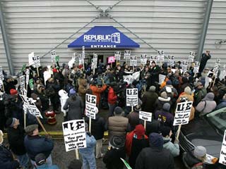 ue_chicago_workers_rally_at_occupied_plant.jpg 