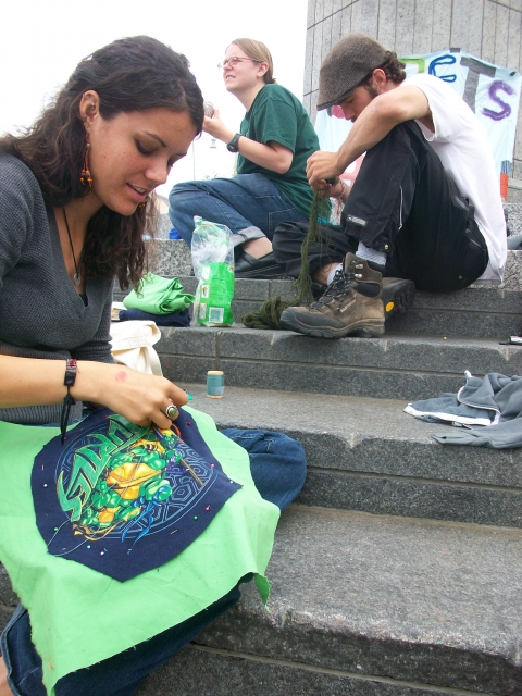 640_crafts_not_carbon_event_may_2_09_013.jpg 