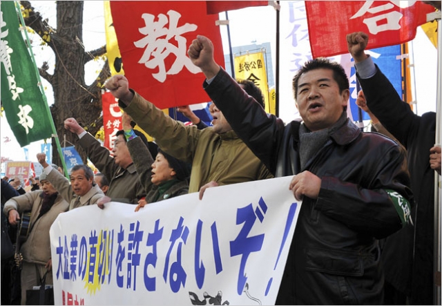 640_japan_protest_against_layoffs_at_big_companies.jpg 