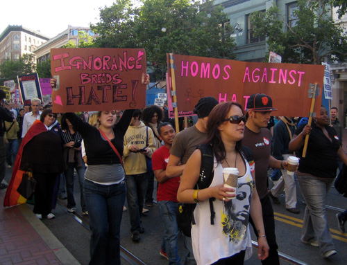 sign-homos01-adj-sm.jpg 