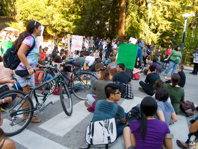On September 24th, students and workers at UC Santa Cruz began the occupation of the Graduate Student Commons as part of a day of action at all UCs across the state. The building is located in a centr