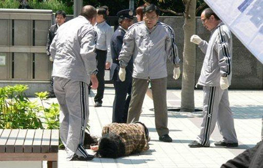 japan_hosei_goons_and_police_attack_students.jpg 