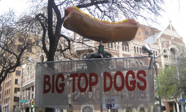 640_sxswstreetfooddogs.jpg 