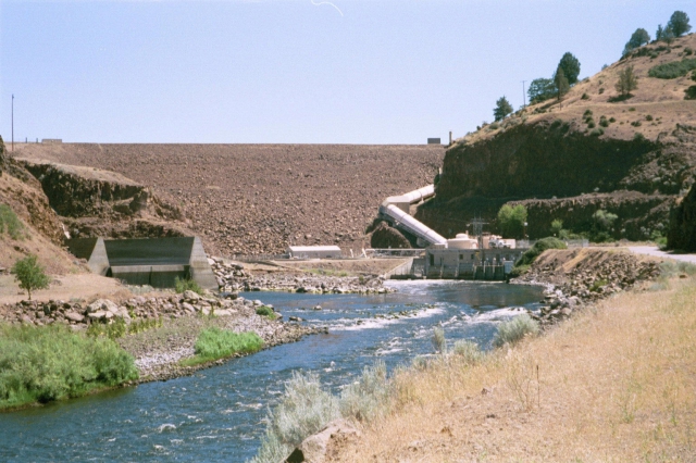 640_iron_gate_dam_1.jpg 