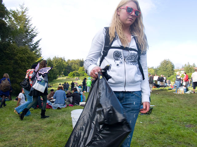 helping-clean-up-ucsc_4-20-10.jpg 