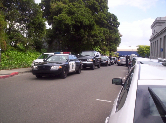 640_oakland_cop_cars.jpg 