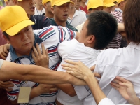 chinese_union_bureaucrats_scuffle_with_honda_workers.jpg