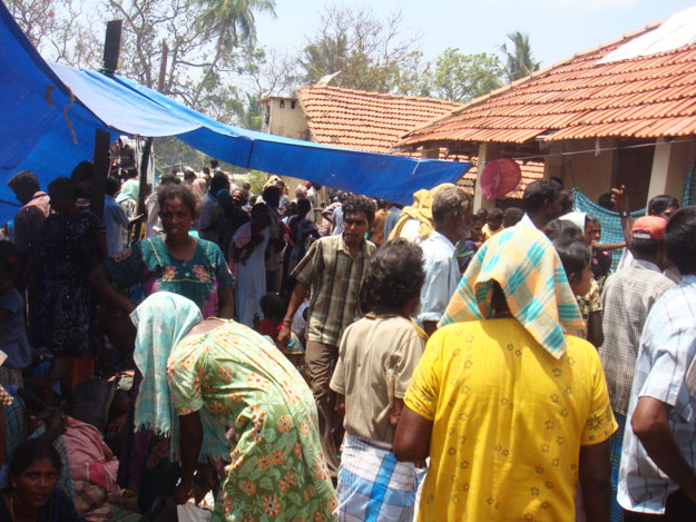 mullivaikal_hospital_congested_with_patients_on_9_may_2009.jpg 