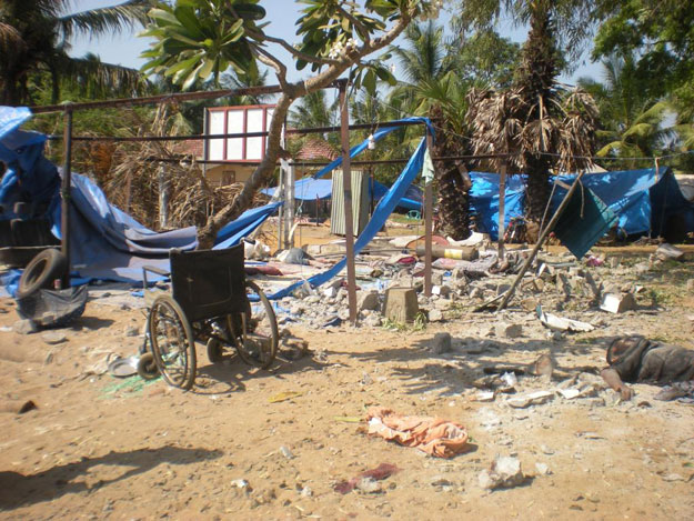 mullivaikkal_hospital_under_shell_attack_at_9_am.jpg 