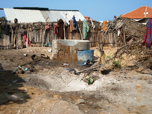 shell_attack_at_mullivaikkal_central_area_on_8_may_2009.jpg 