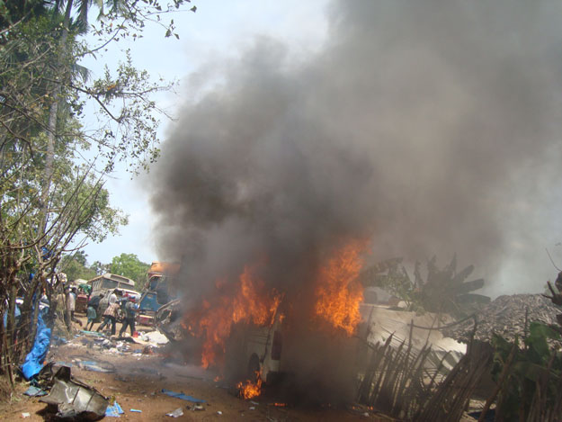 shell_exploded_at_the_side_road_of_the_hospital_on_13_may_2009.jpg 