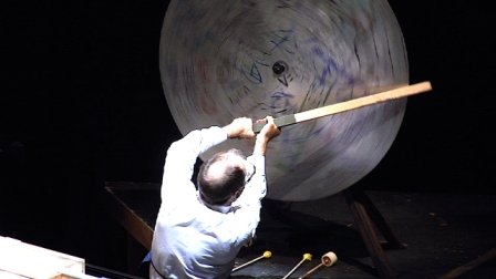 paul_dresher_ensemble_steven_schick_plays_the_spinning_disc_stop_in_schick_machine_photo_by_mark_palmer_1_1.jpg