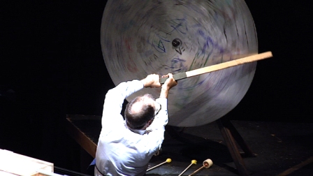 paul_dresher_ensemble_steven_schick_plays_the_spinning_disc_stop_in_schick_machine_photo_by_mark_palmer_1_1.jpg 