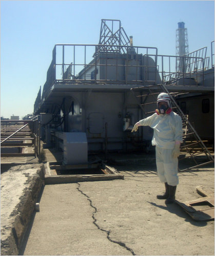 japan_crack_at_nuclear_plant.jpg 
