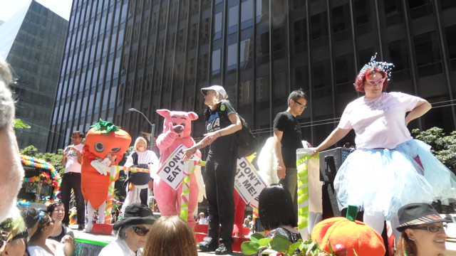 sf-pride-peta-animal_protection-vegetarian_community_contingent-062611_-_36.jpg 