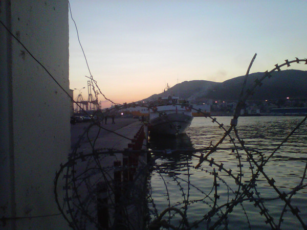 10_boatbehindbarbedwire335311992.jpg 