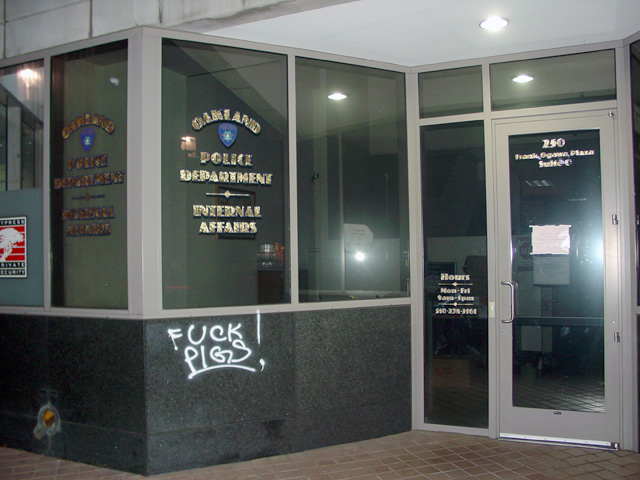 occupyoakland-day016-raid-102511041114.jpg 