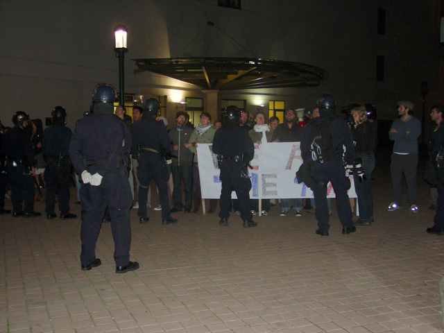 occupyoakland-day016-raid-102511051533.jpg 