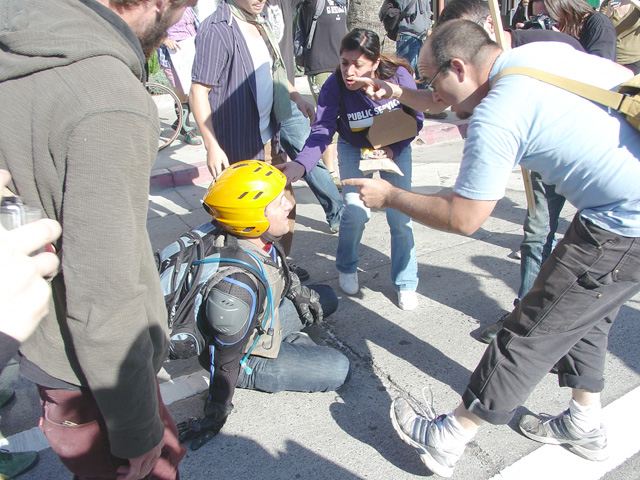 occupyoakland_generalstrike-anticapmarch_110211143725.jpg 