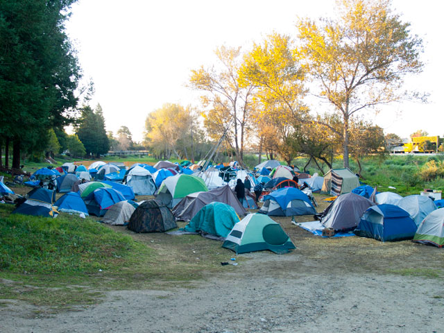 san-lorenzo-park-tents_12-4-11.jpg 