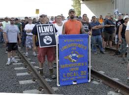 longview_longshoremen_on_tracks_1.jpg 