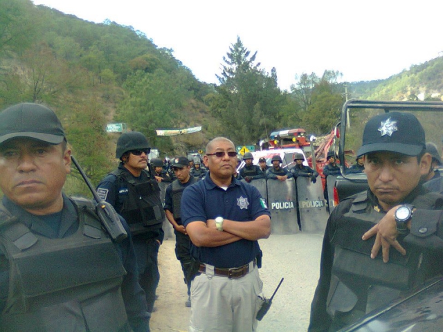 640_policia-detiene-caravana_1.jpg 