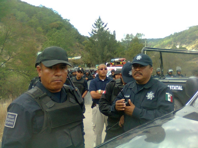 640_policia-detiene-caravana_10.jpg 