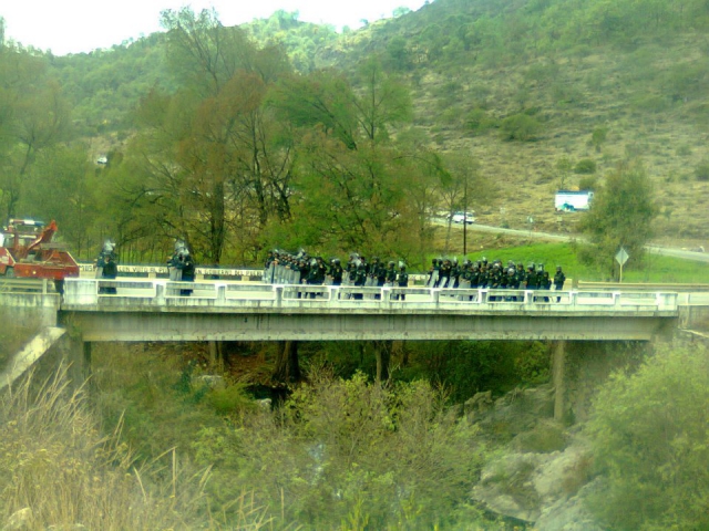 640_policia-detiene-caravana_8.jpg 