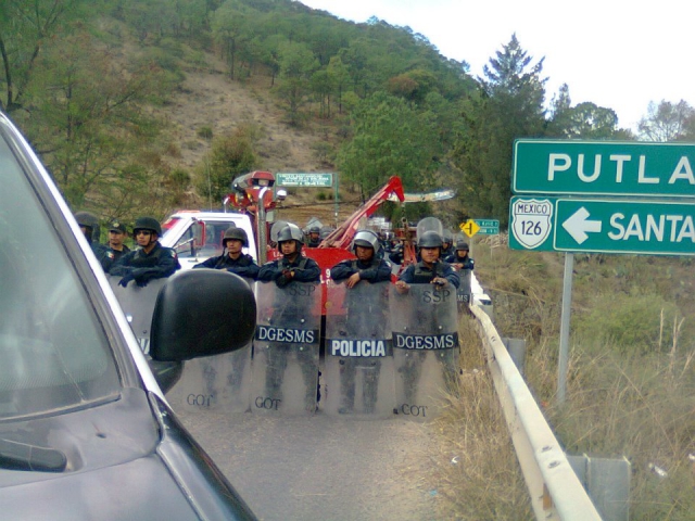 640_policia-detiene-caravana_9.jpg 