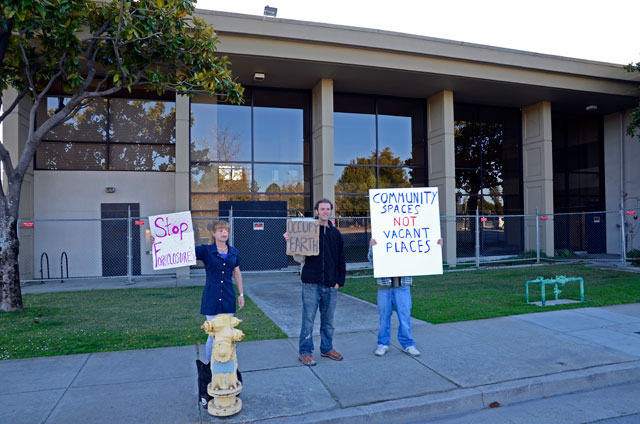 75-river-wells-fargo-demonstration-february-15-2012.jpg 