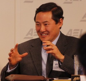 john-yoo-strangle-300x283.jpg 