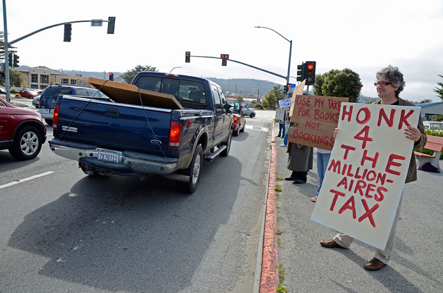 tax-day-occupy-monterey-april15-2012-4.jpg 