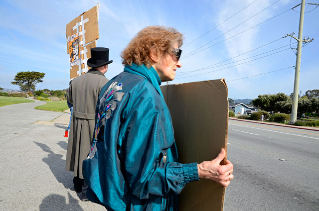 tax-day-occupy-monterey-april15-2012-9.jpg 