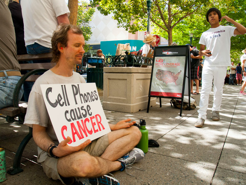 cell-phones-cause-cancer_7-21-12.jpg 
