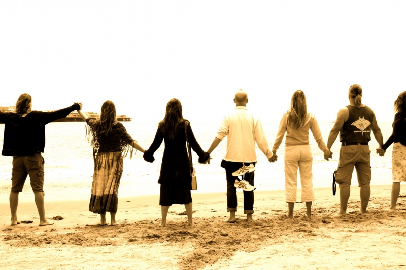 800_hands-across-the-sand.jpg 