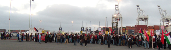 2010_picket_of_israeli_ship_at_port_of_oakland.jpg 