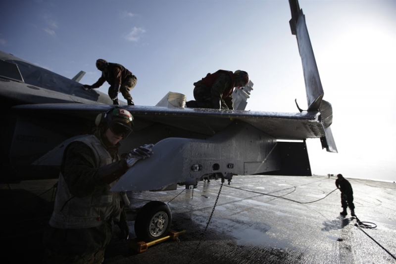 800_uss_sailors_washing_contamiinated_planes.jpg 