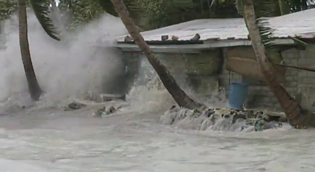 20130214_kiribati_waves_crashing_on_house.jpg 