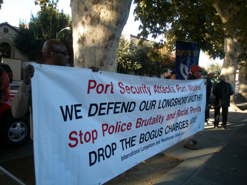 800_ilwu_10_banner_demanding_to_drop_charges.jpg 
